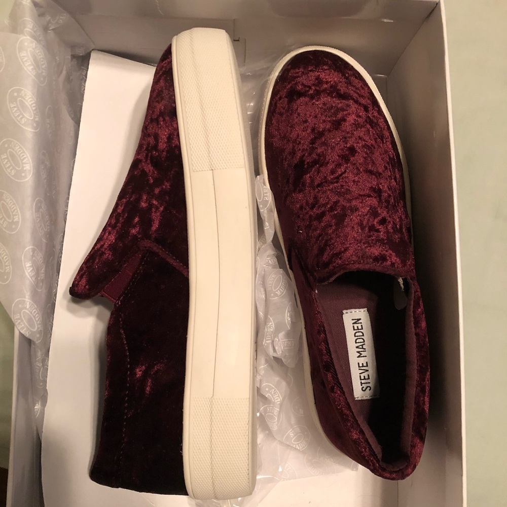 Steve Madden slip ons